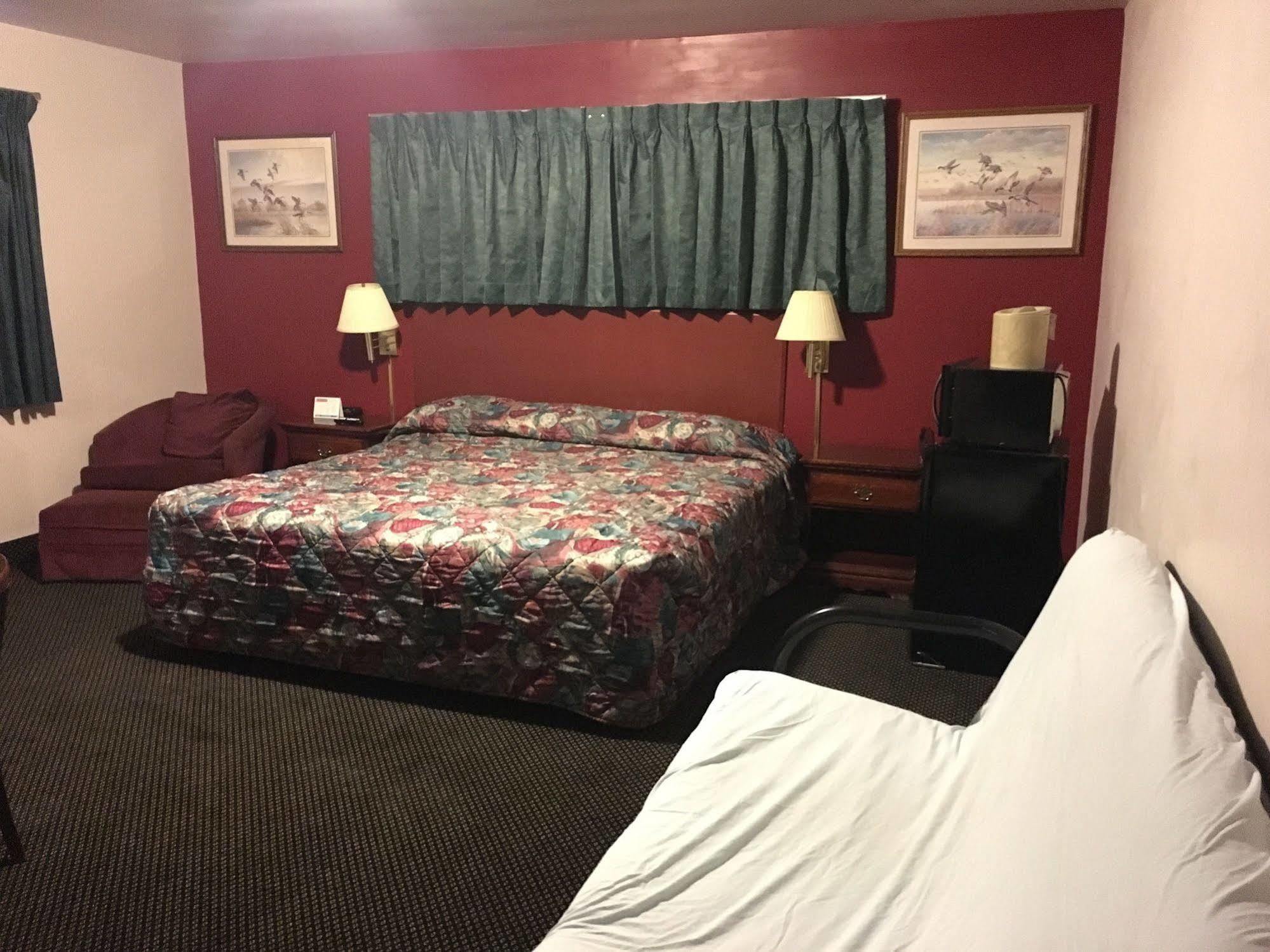 Rapids Inn & Suites Wisconsin Rapids Exterior foto