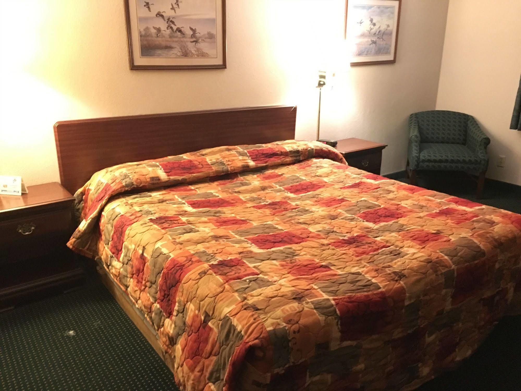 Rapids Inn & Suites Wisconsin Rapids Exterior foto